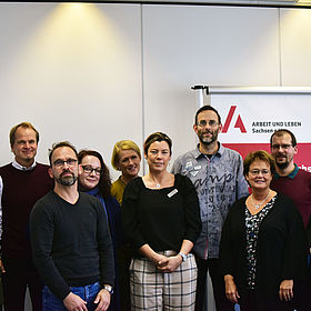 Gruppenfoto der schwedischen Delegation mit Mitarbeiterinnen und Mitarbeitern von ARBEIT UND LEBEN Sachsen