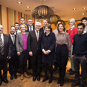 Gruppenfoto mit dem Bundespräsidenten (Foto: Bundesregierung / Sandra Steins)