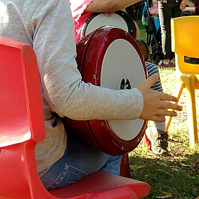 Kind beim Trommel-Workshop