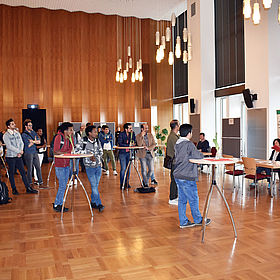 Interessierte bei der Firmenkontaktveranstaltung der Arbeitsmarktmentoren für Geflüchtete im Dresdner Rathaus