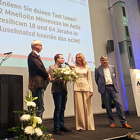 Markus Schlimbach, 1. Vorsitzender, Fachreferent Tony Strunz und Geschäftsführer Frank Schott nahmen den Innovationspreis für ARBEIT UND LEBEN Sachsen entgegen.