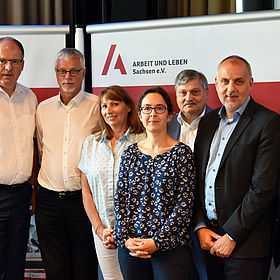Gruppenfoto mit Stefan Körzell, Markus Schlimbach, StMin Petra Köpping, Dr. Claudia Maicher, Frank Schott, Rico Gebhardt und Prof. Dr. Klaus Dörre