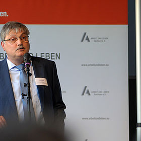 Frank Schott, Geschäftsführer von ARBEIT UND LEBEN Sachsen, dankte Iris Kloppich für 20 Jahre engagierte Vereins- und Vorstandstätigkeit.