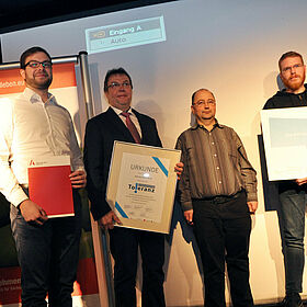 Markus Schlimbach, Vorsitzender des DGB Sachsen, mit Markus und Axel Wulke sowie weiteren Vertretern der GSA-CAD GmbH & Co. KG. (v.l.n.r) 